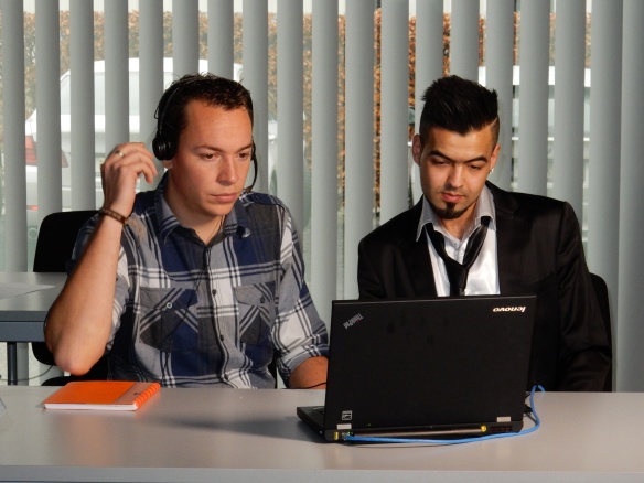 Maarten (links) en Navid bereiden zich voor op het Skypegesprek.